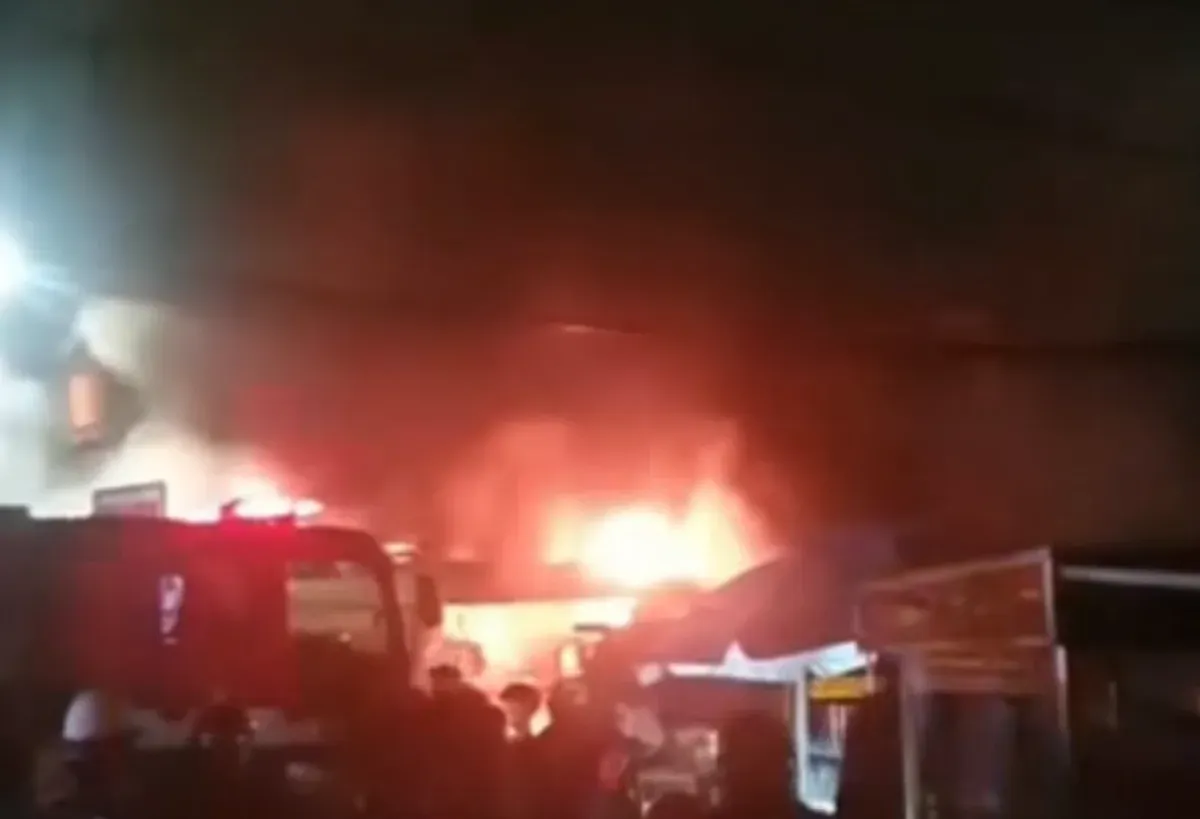 Warga menyaksikan kobaran api saat kebakaran terjadi di Jalan Mandala, Ciparigi, Kota. Bogor. (Sumber: Istimewa)