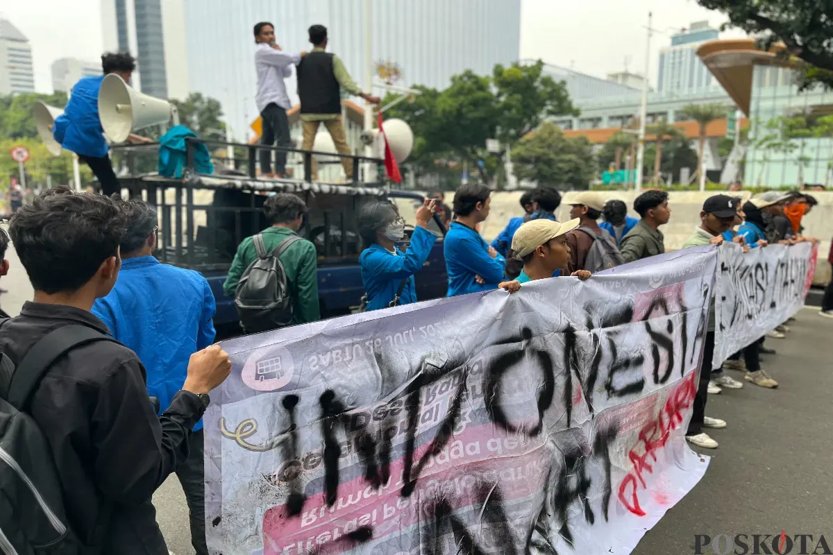 Sejumlah mahasiswa memadati kawasan Jalan Medan Merdeka Selatan, Gambir, Jakarta Pusat, Senin, 20 Oktober 2025. (Sumber: Poskota/Pandi Ramedhan)