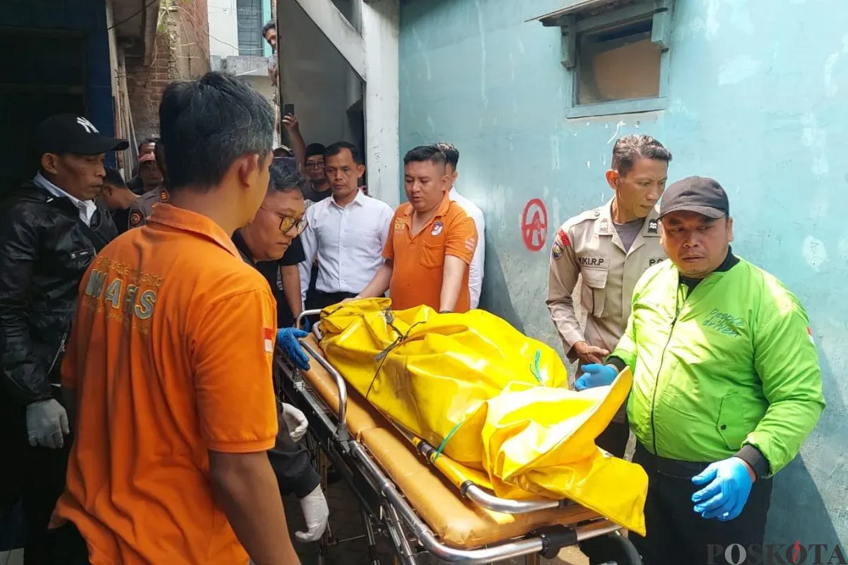 Polisi mengevakuasi jasad wanita ditemukan tewas di dalam rumah, Jalan Lembur Sawah, Kecamatan Cimahi Selatan, Kota Cimahi, Senin, 20 Oktober 2025. (Sumber: Poskota/Gatot Poedji Utomo)