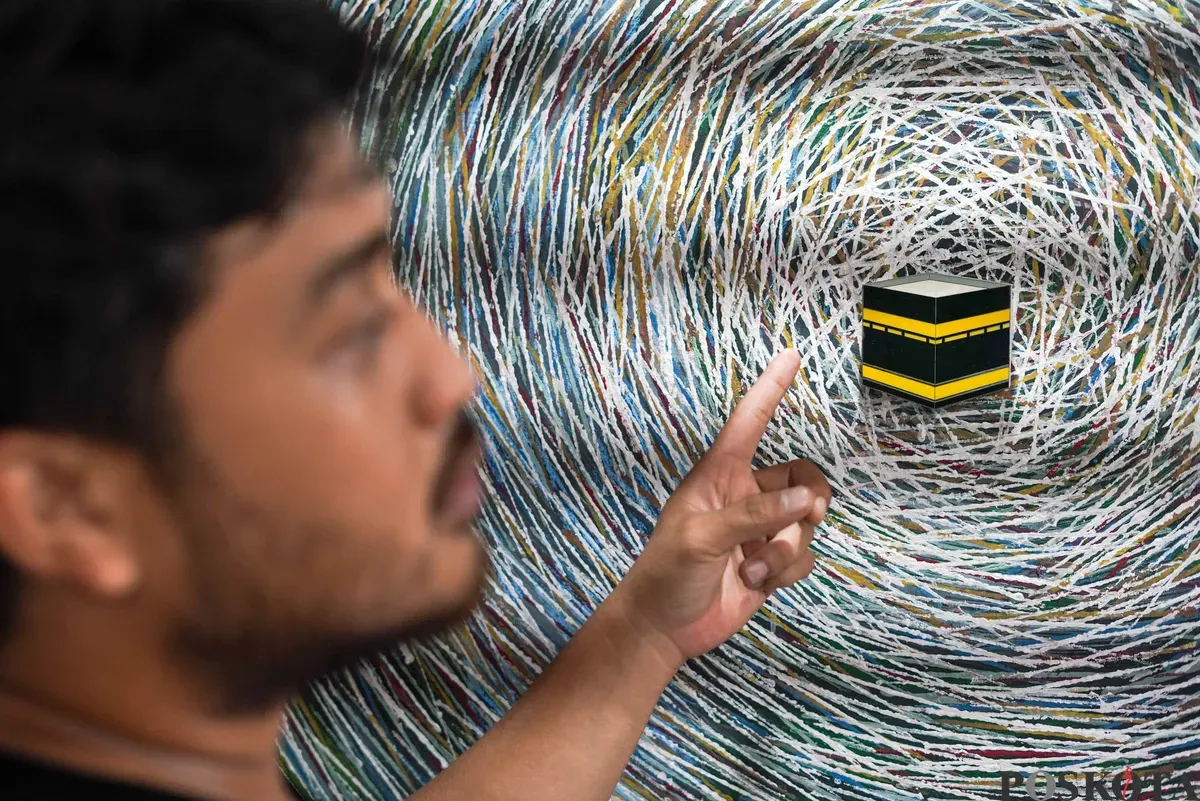 Pengunjung mengamati patung dalam pameran Jakarta Artmosphere 2025 di Tebet Eco Park, Jakarta, Senin, 20 Oktober 2025. (Sumber: Poskota/Bilal Nugraha Ginanjar)