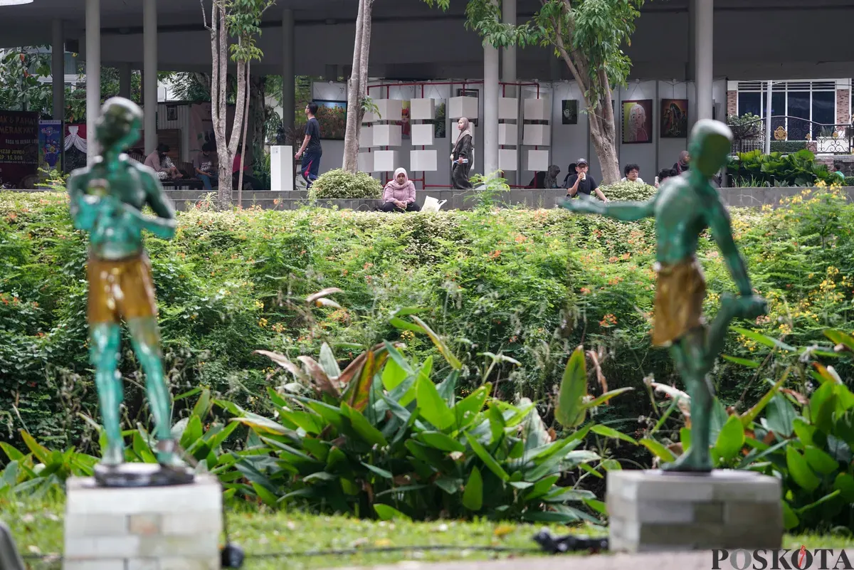 Pengunjung mengamati patung dalam pameran Jakarta Artmosphere 2025 di Tebet Eco Park, Jakarta, Senin, 20 Oktober 2025. (Sumber: Poskota/Bilal Nugraha Ginanjar)
