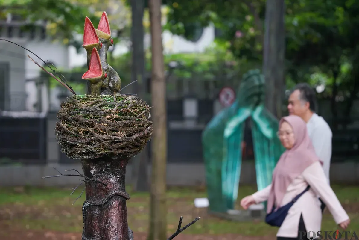 Pengunjung mengamati patung dalam pameran Jakarta Artmosphere 2025 di Tebet Eco Park, Jakarta, Senin, 20 Oktober 2025. (Sumber: Poskota/Bilal Nugraha Ginanjar)