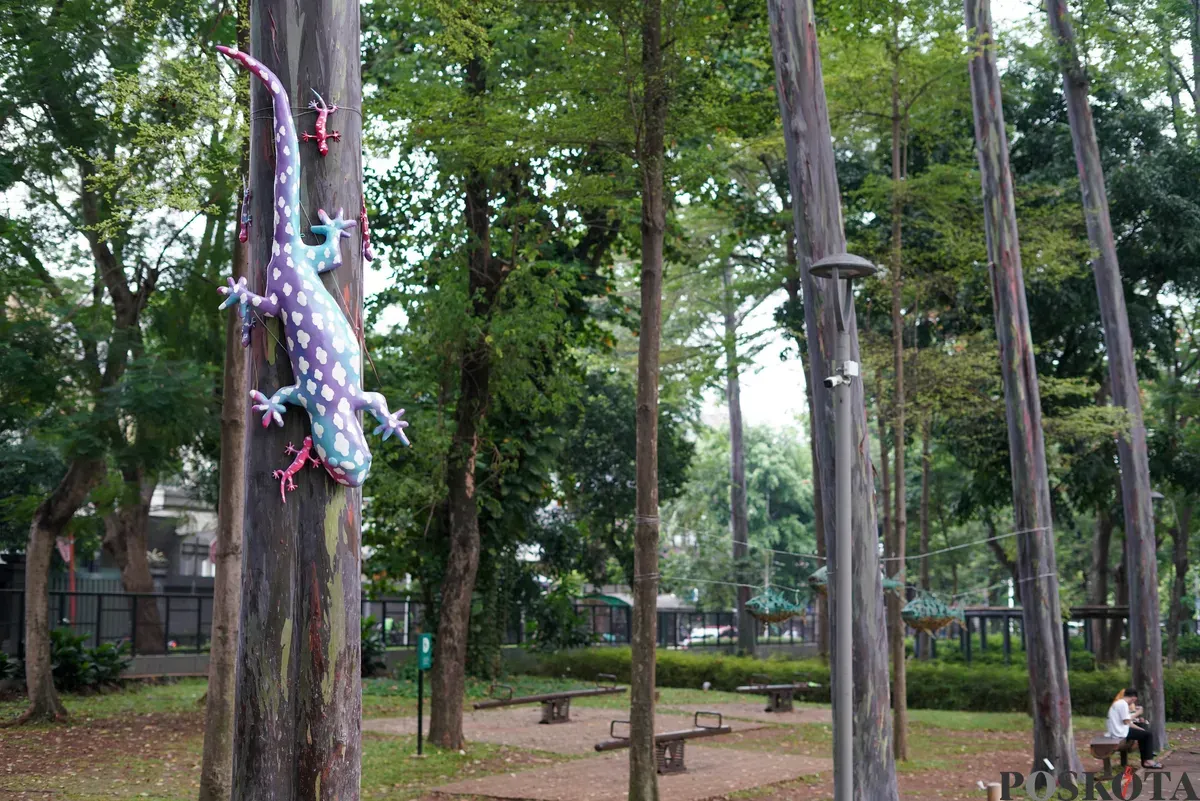 Pengunjung mengamati patung dalam pameran Jakarta Artmosphere 2025 di Tebet Eco Park, Jakarta, Senin, 20 Oktober 2025. (Sumber: Poskota/Bilal Nugraha Ginanjar)