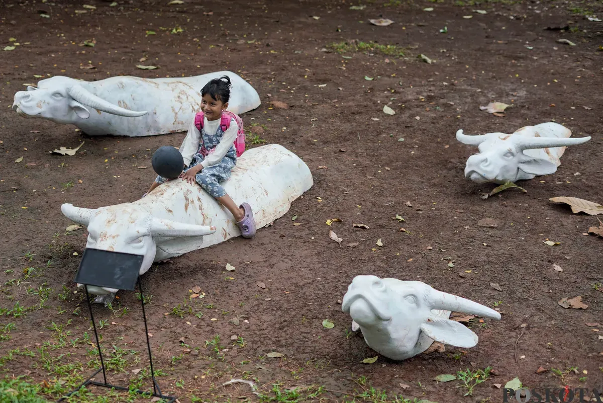 Pengunjung mengamati patung dalam pameran Jakarta Artmosphere 2025 di Tebet Eco Park, Jakarta, Senin, 20 Oktober 2025. (Sumber: Poskota/Bilal Nugraha Ginanjar)