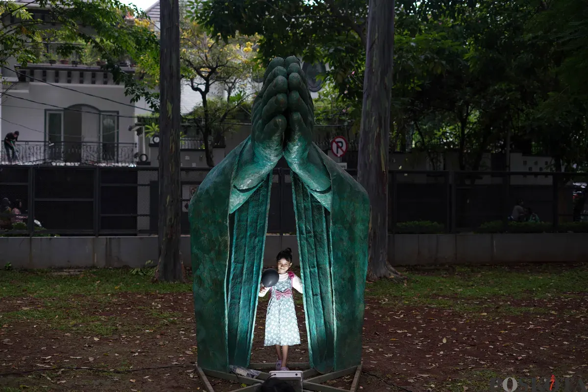 Pengunjung mengamati patung dalam pameran Jakarta Artmosphere 2025 di Tebet Eco Park, Jakarta, Senin, 20 Oktober 2025. (Sumber: Poskota/Bilal Nugraha Ginanjar)