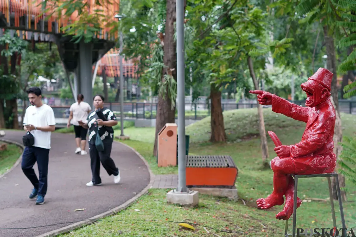Pengunjung mengamati patung dalam pameran Jakarta Artmosphere 2025 di Tebet Eco Park, Jakarta, Senin, 20 Oktober 2025. (Sumber: Poskota/Bilal Nugraha Ginanjar)