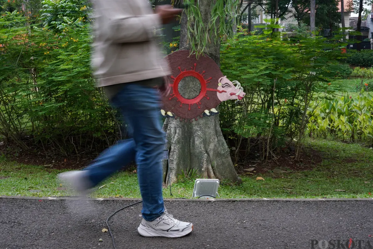 Pengunjung mengamati patung dalam pameran Jakarta Artmosphere 2025 di Tebet Eco Park, Jakarta, Senin, 20 Oktober 2025. (Sumber: Poskota/Bilal Nugraha Ginanjar)