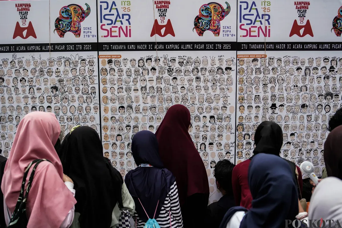 Pengunjung memasuki area Pasar Seni ITB di Jalan Ganesa, Bandung, Jawa Barat, Minggu, 19 Oktober 2025. (Sumber: Poskota/Bilal Nugraha Ginanjar)