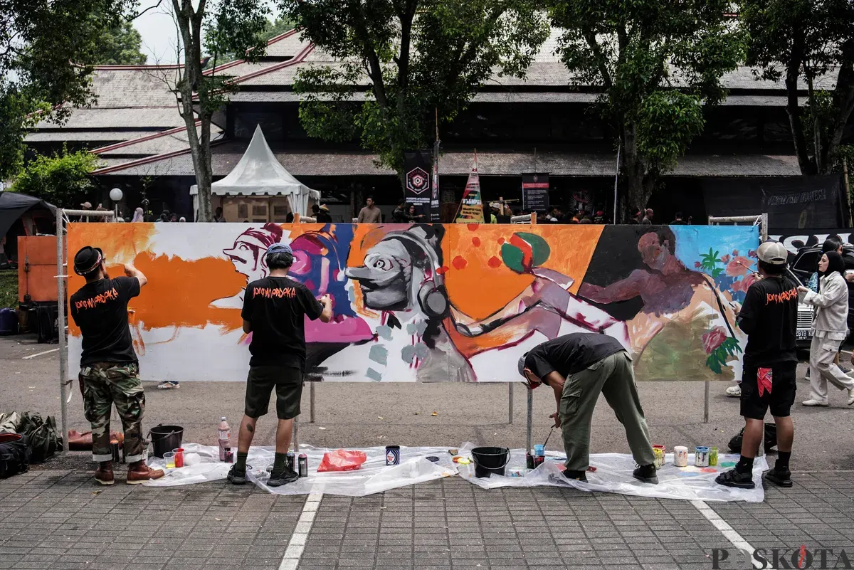 Pengunjung memasuki area Pasar Seni ITB di Jalan Ganesa, Bandung, Jawa Barat, Minggu, 19 Oktober 2025. (Sumber: Poskota/Bilal Nugraha Ginanjar)