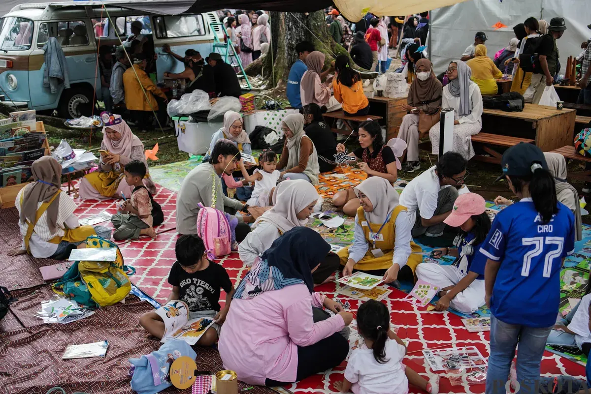 Pengunjung memasuki area Pasar Seni ITB di Jalan Ganesa, Bandung, Jawa Barat, Minggu, 19 Oktober 2025. (Sumber: Poskota/Bilal Nugraha Ginanjar)