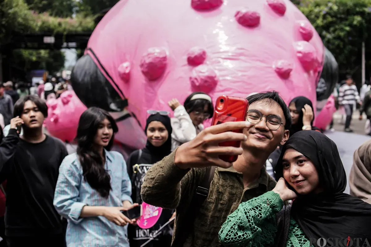 Pengunjung memasuki area Pasar Seni ITB di Jalan Ganesa, Bandung, Jawa Barat, Minggu, 19 Oktober 2025. (Sumber: Poskota/Bilal Nugraha Ginanjar)