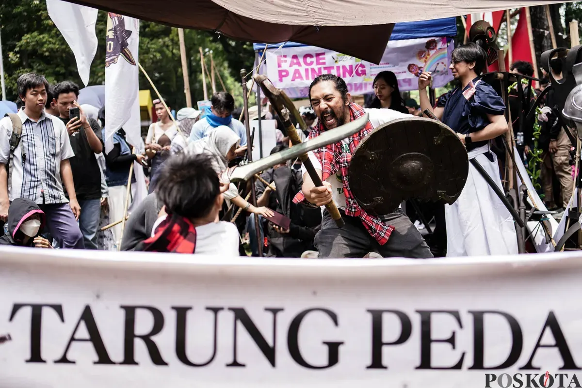 Pengunjung memasuki area Pasar Seni ITB di Jalan Ganesa, Bandung, Jawa Barat, Minggu, 19 Oktober 2025. (Sumber: Poskota/Bilal Nugraha Ginanjar)