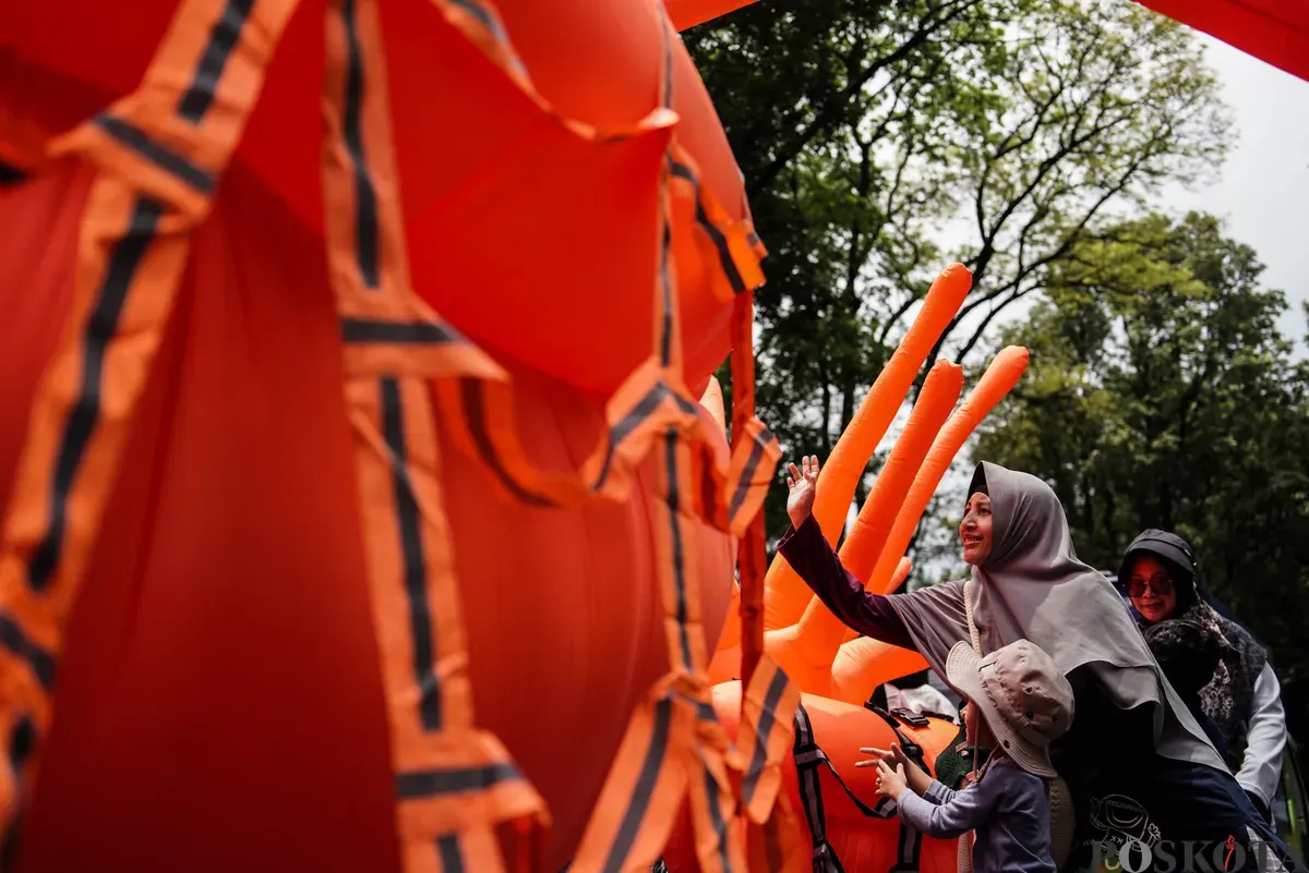 Pengunjung memasuki area Pasar Seni ITB di Jalan Ganesa, Bandung, Jawa Barat, Minggu, 19 Oktober 2025. (Sumber: Poskota/Bilal Nugraha Ginanjar)