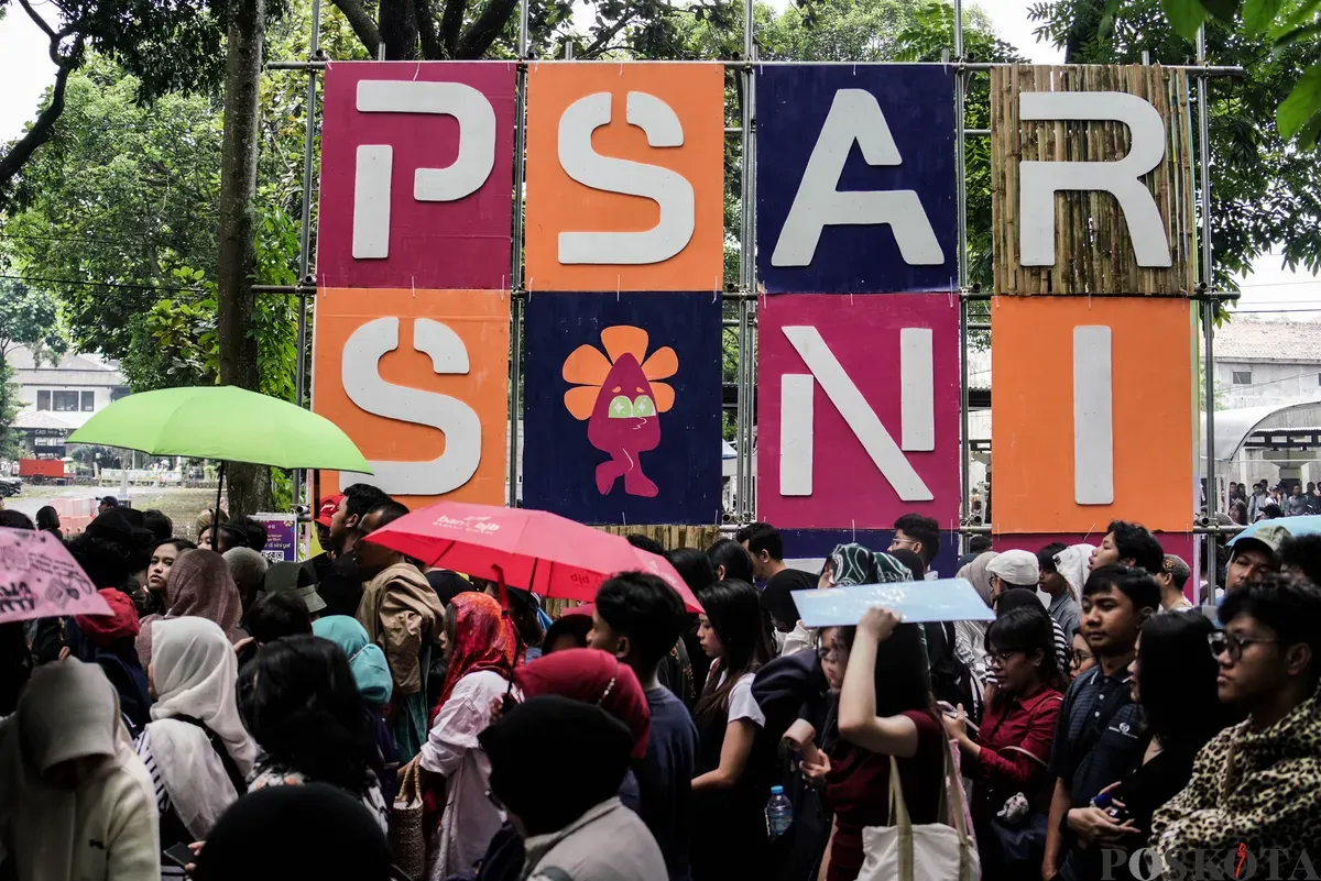 Pengunjung memasuki area Pasar Seni ITB di Jalan Ganesa, Bandung, Jawa Barat, Minggu, 19 Oktober 2025. (Sumber: Poskota/Bilal Nugraha Ginanjar)