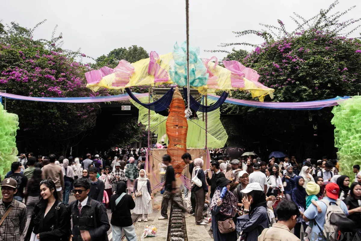Pengunjung memasuki area Pasar Seni ITB di Jalan Ganesa, Bandung, Jawa Barat, Minggu, 19 Oktober 2025. (Sumber: Poskota/Bilal Nugraha Ginanjar)
