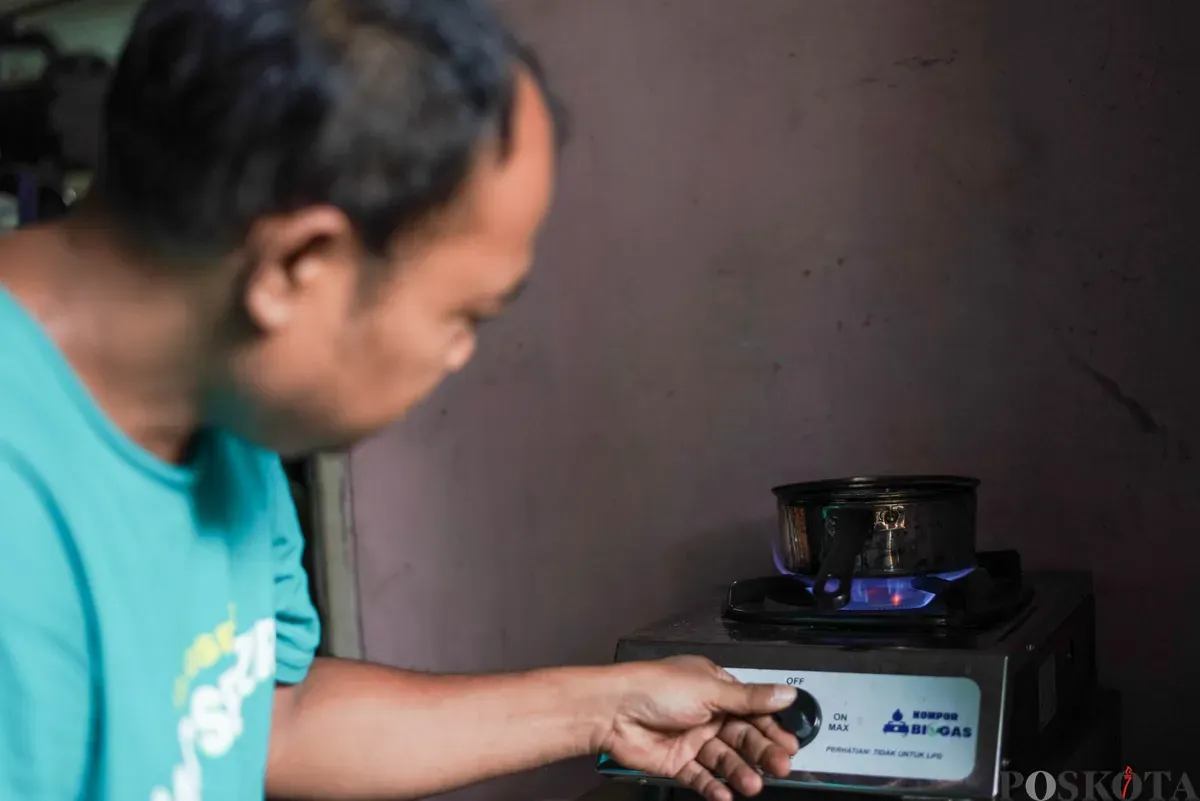 Warga menyalakan kompor dengan bahan bakar biogas yang dihasilkan dari tangki septik komunal di Rusun Bidara Cina, Jatinegara, Jakarta Timur, Senin, 20 Oktober 2025. (Sumber: Poskota/Bilal Nugraha Ginanjar)