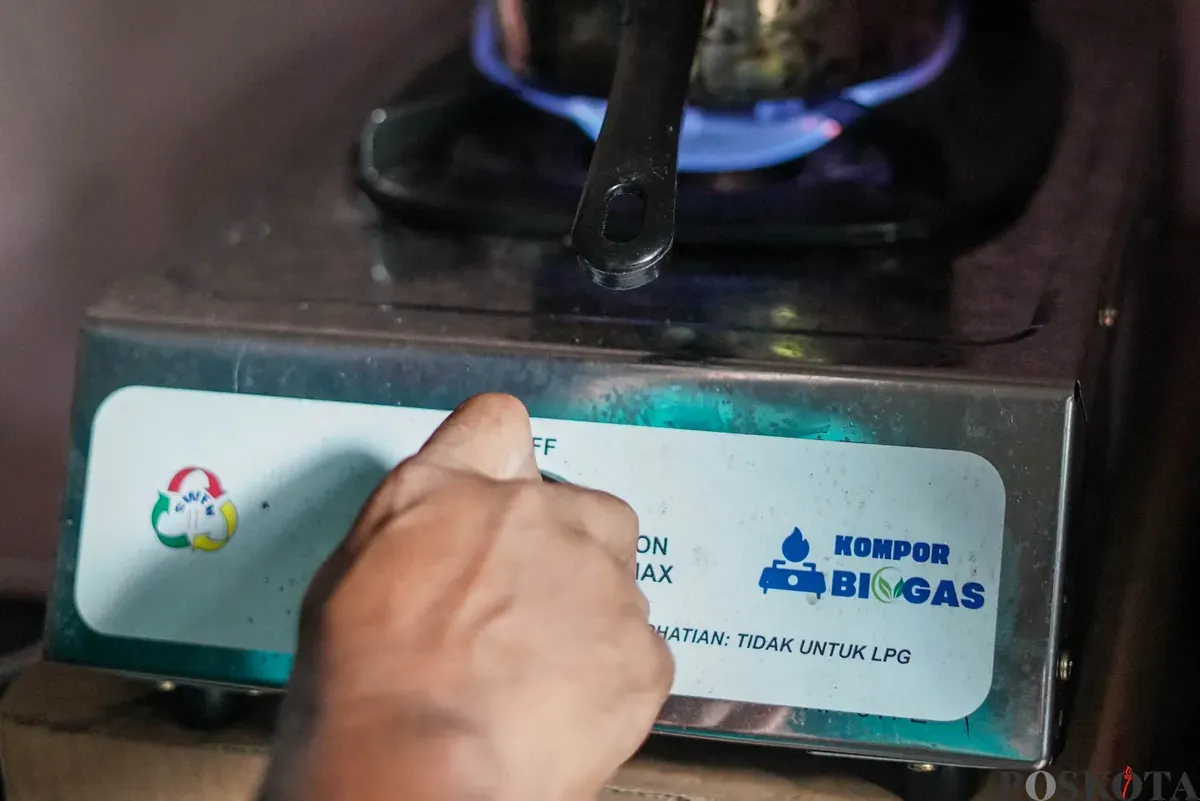 Warga menyalakan kompor dengan bahan bakar biogas yang dihasilkan dari tangki septik komunal di Rusun Bidara Cina, Jatinegara, Jakarta Timur, Senin, 20 Oktober 2025. (Sumber: Poskota/Bilal Nugraha Ginanjar)