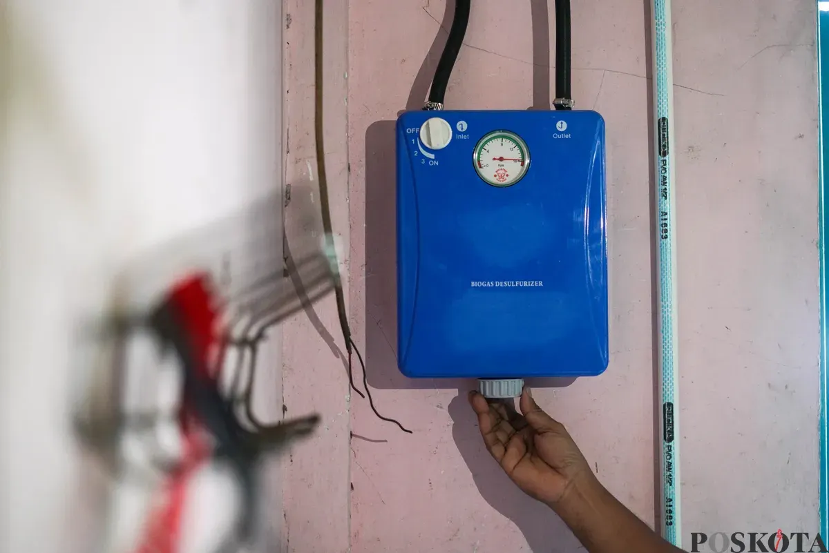 Warga menyalakan kompor dengan bahan bakar biogas yang dihasilkan dari tangki septik komunal di Rusun Bidara Cina, Jatinegara, Jakarta Timur, Senin, 20 Oktober 2025. (Sumber: Poskota/Bilal Nugraha Ginanjar)