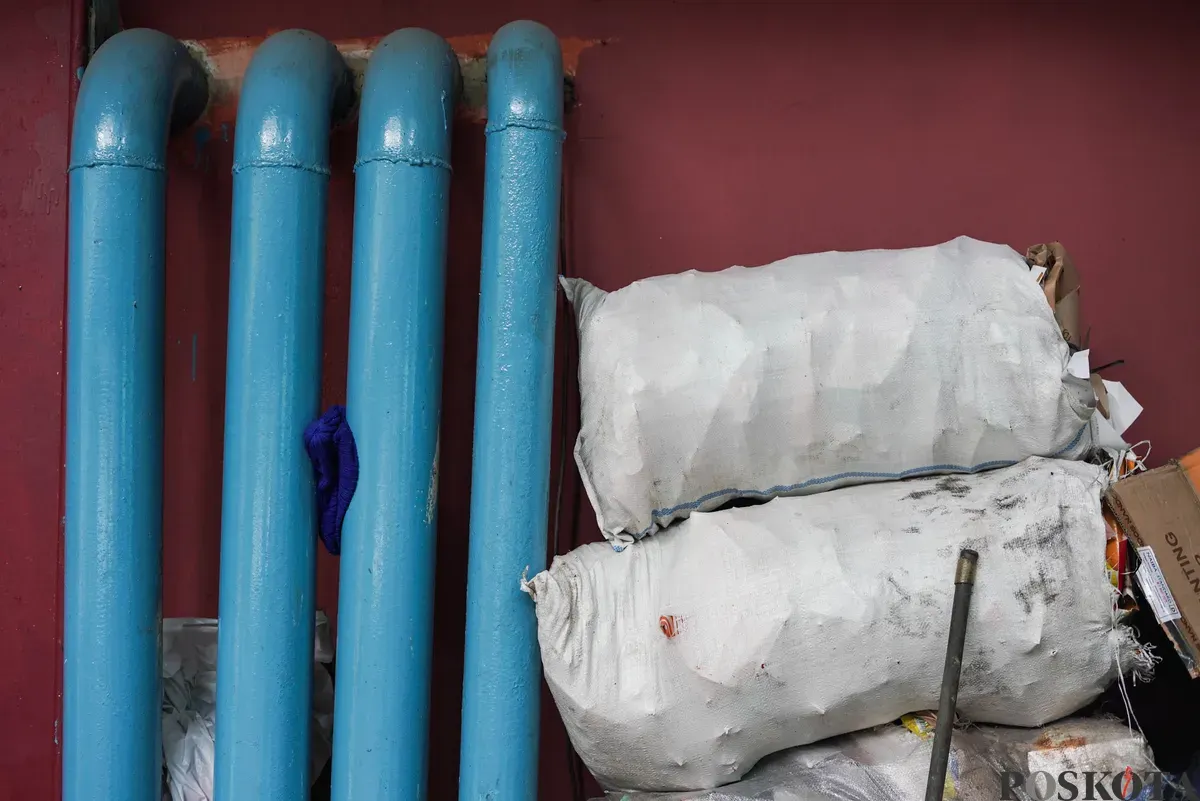 Pipa bahan bakar biogas yang dihasilkan dari tangki septik komunal di Rusun Bidara Cina, Jatinegara, Jakarta Timur, Senin, 20 Oktober 2025. (Sumber: Poskota/Bilal Nugraha Ginanjar)