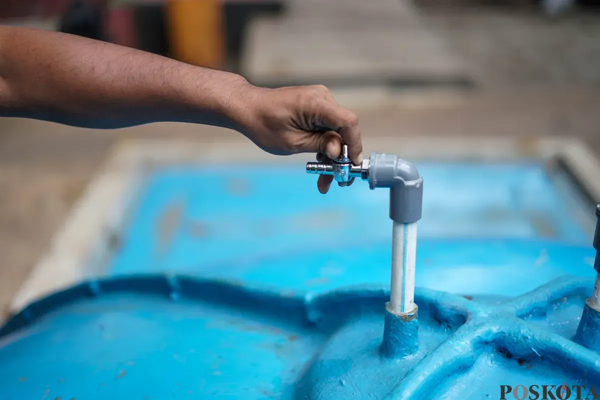 Warga memeriksa saluran pada tangki septik komunal biogas di Rusun Bidara Cina, Jatinegara, Jakarta Timur, Senin, 20 Oktober 2025. (Sumber: Poskota/Bilal Nugraha Ginanjar)
