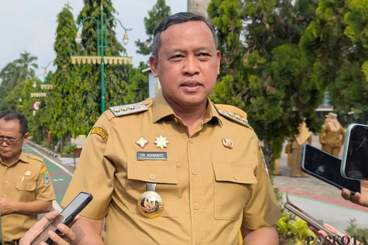 Wali Kota Bekasi, Tri Adhianto menyampaikan persiapan menghadapi efisiensi anggaran dari pemerintah pusat, Senin, 20 Oktober 2025. (Sumber: Poskota/Nurpini Aulia Rapika)