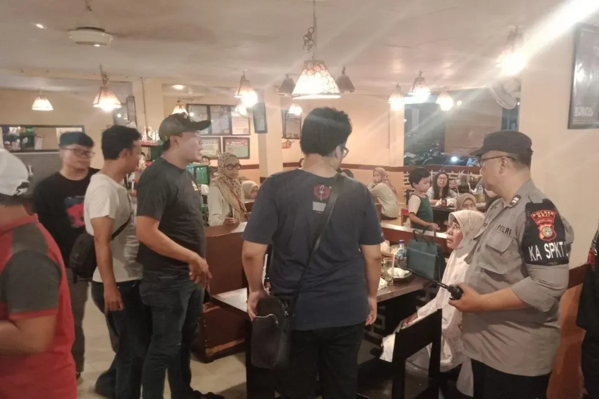 Petugas berwenang mendatangi lokasi pencurian tas milik pengunjung restoran di Jalan Margonda, Kemiri Muka, Kecamatan Beji, Kota Depok. (Sumber: Dok. Polres Metro Depok)