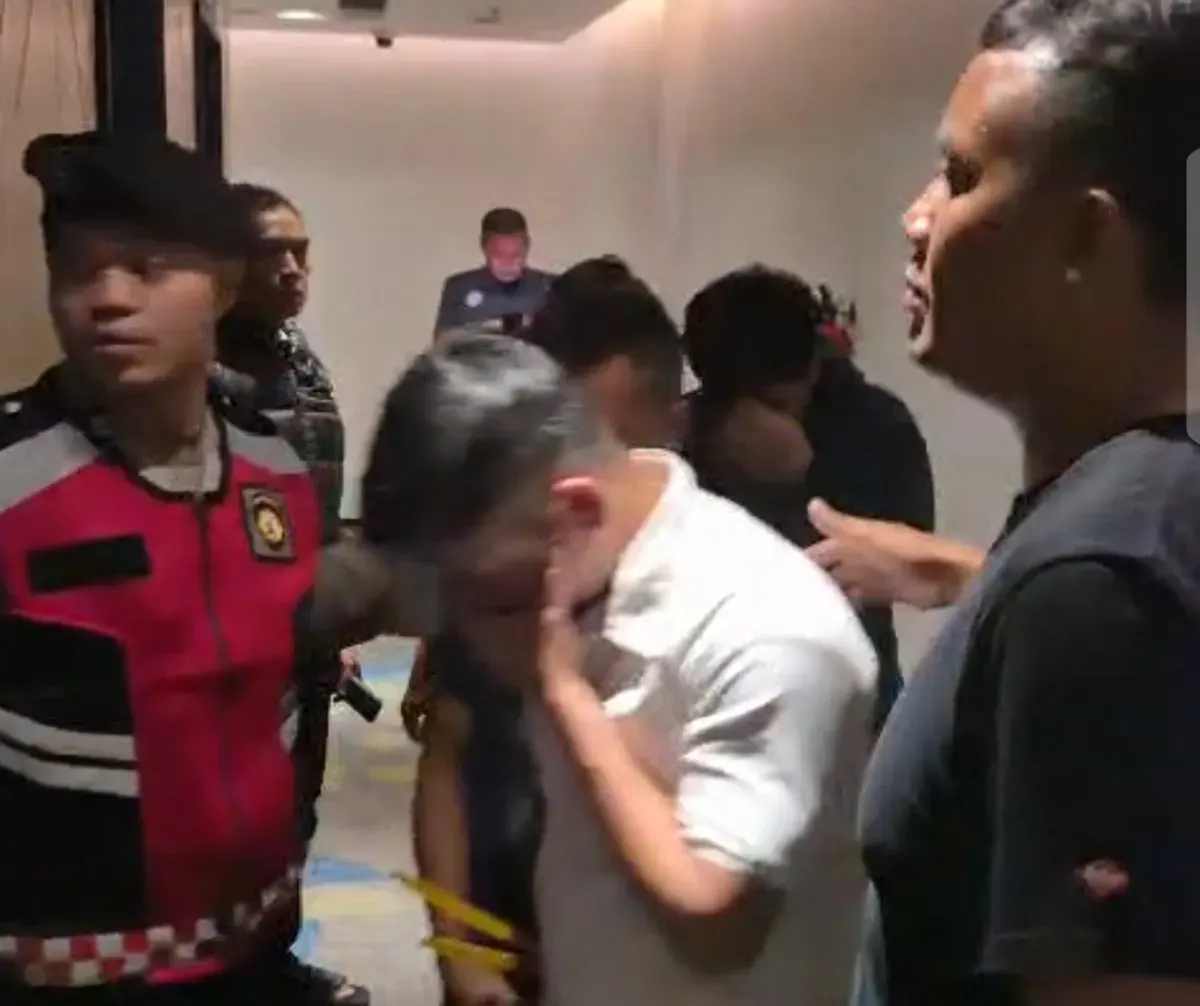 Aparat Kepolisian Resor Kota Besar (Polrestabes) Surabaya menggerebek kegiatan pesta seks sesama jenis di Hotel Midtown Residence, Tegalsari, Surabaya, Jawa Timur, Minggu, 19 Oktober 2025 dini hari. (Sumber: Polrestabes Surabaya)
