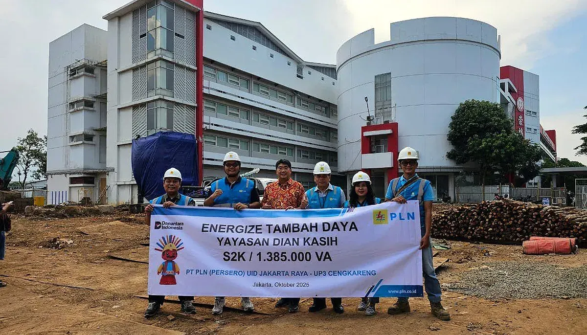 Tim PLN foto bersama perwakilan Yayasan Pendidikan Cinta Mulia Chongmian berfoto usai penyalaan listrik untuk pembangunan Gedung Sekolah Cinta Mulia-Chong Mian tahap 2 di Jakarta Barat. (Sumber: Dok. PLN UID Jakarta Raya)