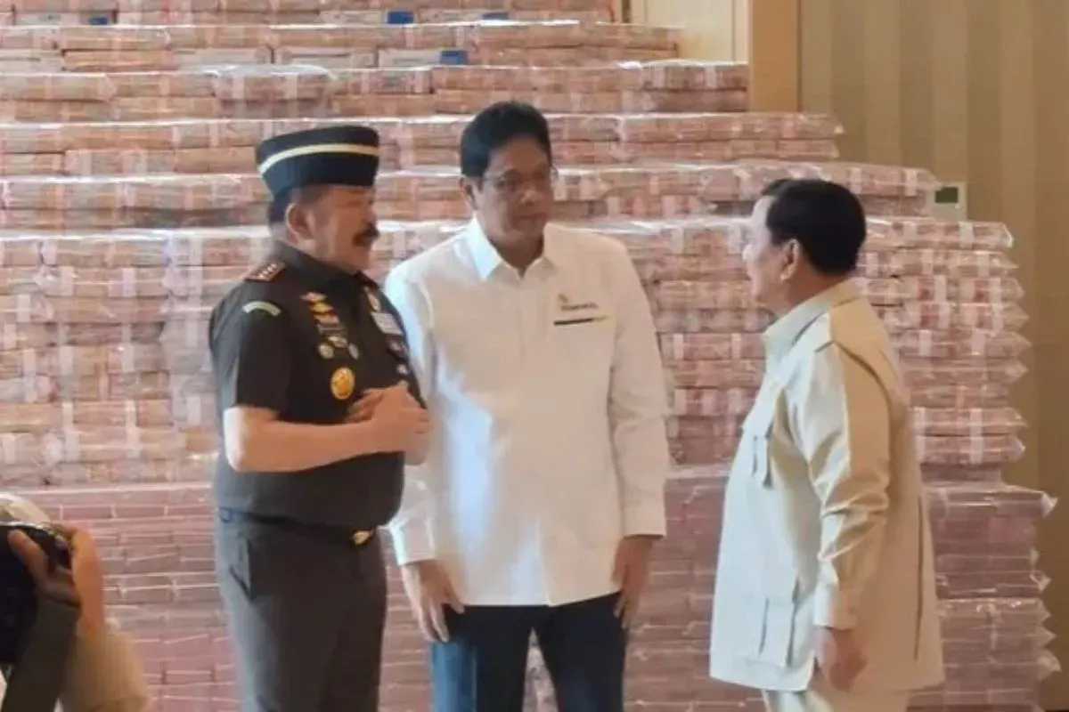 Kejagung menyerahkan uang pengganti kerugian negara dalam perkara korupsi pemberian fasilitas ekspor CPO dan turunannya senilai Rp13 triliun di Gedung Utama Kejagung, Jakarta Selatan, Senin, 20 Oktober 2025. (Sumber: Dok. Kejagung)