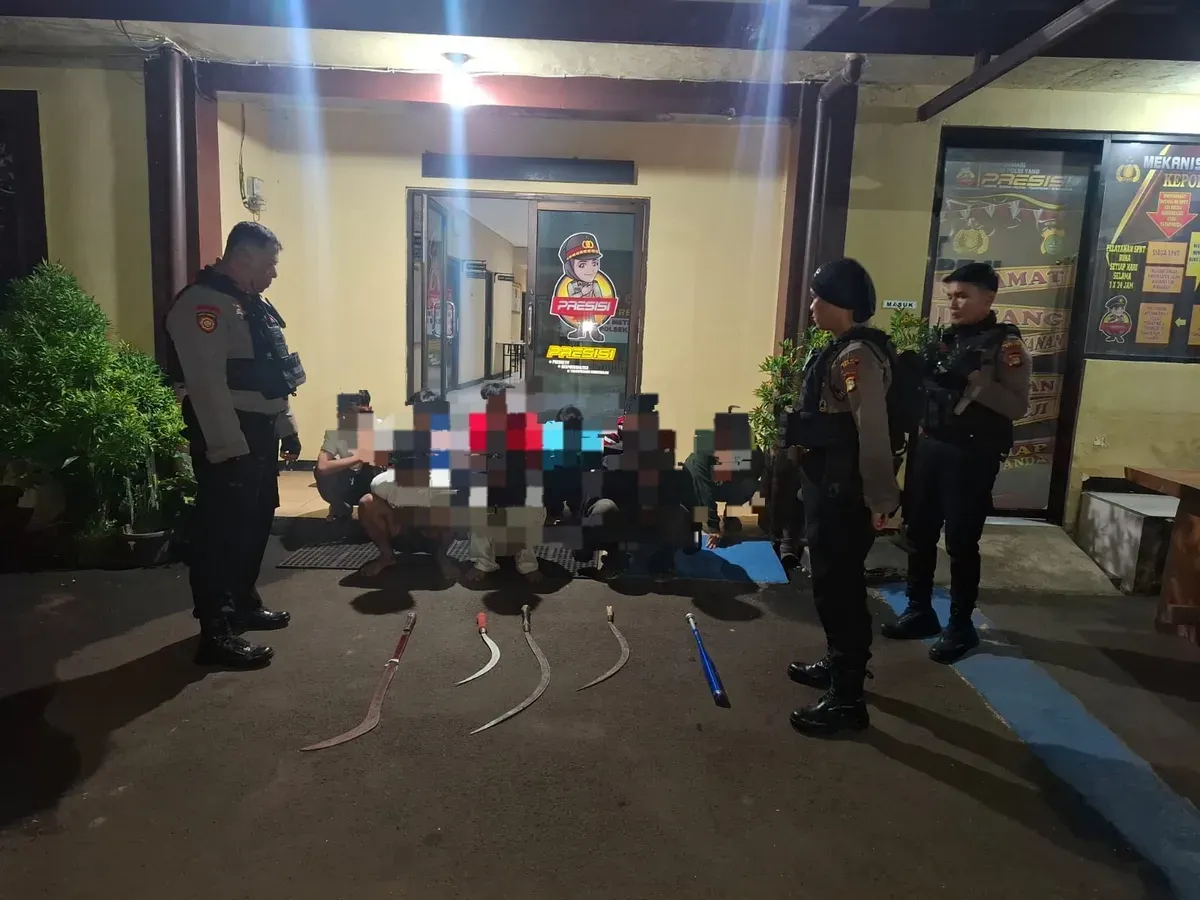 Sembilan remaja bersama barang bukti berupa sejumlah senjata tajam digelandang ke Polsek Beji. (Sumber: Polres Metro Depok)
