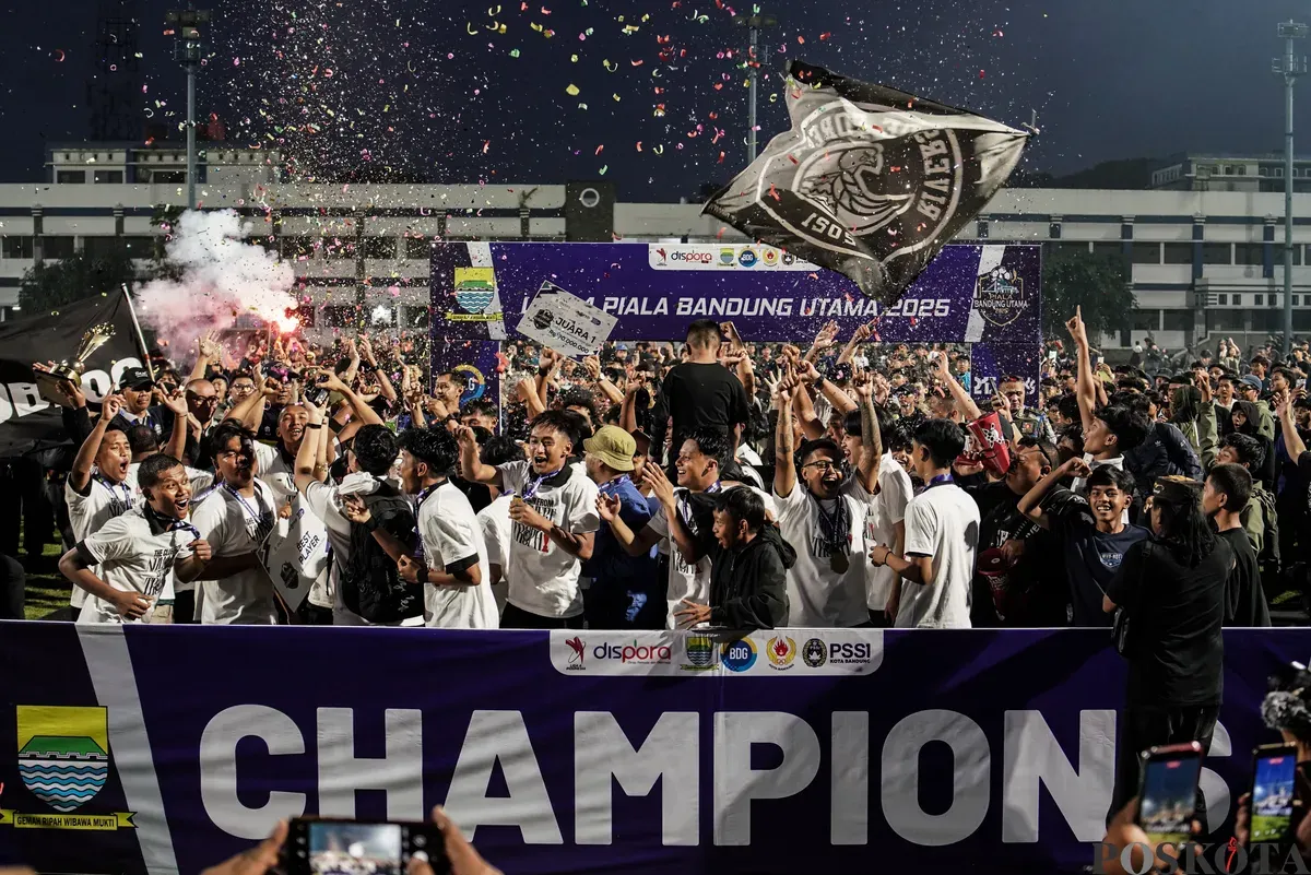 Pemain dan ofisial tim Riverside Forest mengangkat piala usai menjuarai Liga 4 Bandung Utama di Stadion Sidolig, Bandung, Jawa Barat, Minggu, 19 Oktober 2025. (Sumber: Poskota/Bilal Nugraha Ginanjar)