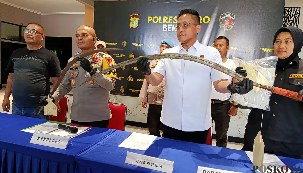 Kapolres Metro Bekasi, Kombespol Mustofa, menunjukkan barang bukti kasus pengeroyokan yang menyebabkan seorang siswa SMA tewas di Cikarang Utara. (Sumber: POSKOTA | Foto: Nurpini Aulia Rapika)