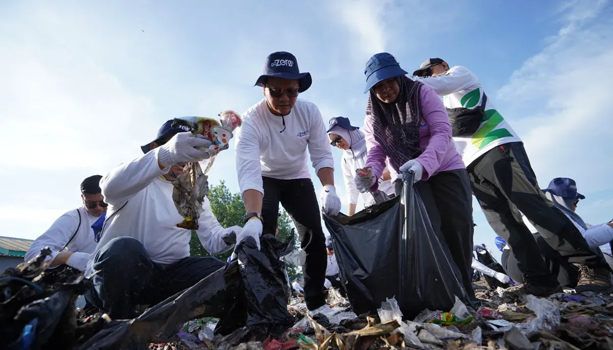 Kegiatan Beach Clean Up yang merupakan rangkaian GoZero% Goes to Makassar di pesisir Pantai Barombong dan Pantai Galesong pada Sabtu, 18 Oktober 2025. (Sumber: Corcom Telkom)