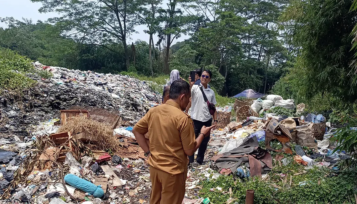 Petugas DLH Kabupaten Bogor menyegel dua TPS ilegal di kawasan Kecamatan Cibinong. (Sumber: Dok DLH Kabupaten Bogor)