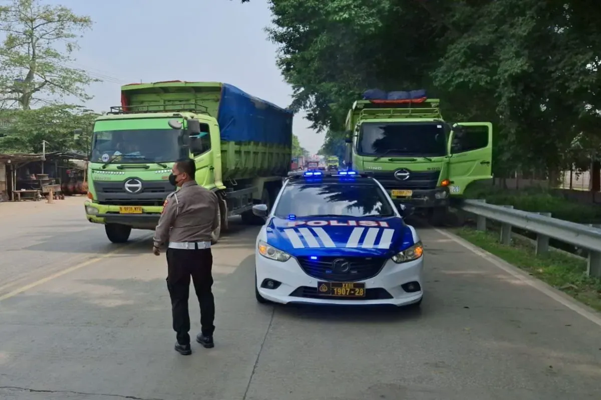 Petugas kepolisian menghadang kendaraan angkutan tambang yang beroperasi di luar jam operasional di wilayah Kabupaten Serang. (Sumber: Dok. Polres Serang)
