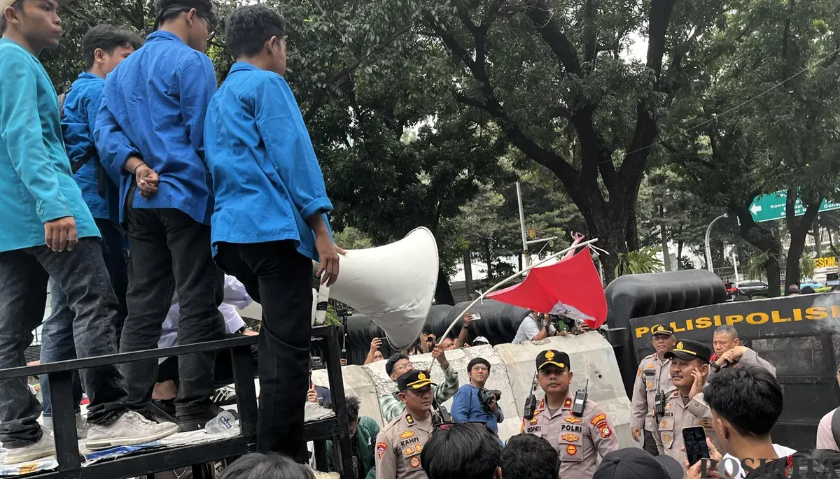 Aksi unjuk rasa memperingati 1 tahun pemerintahan Prabowo-Gibran di Jalan Medan Merdeka, Jakarta Pusat, Senin, 20 Oktober 2025. (Sumber: POSKOTA | Foto: Pandi Ramedhan)