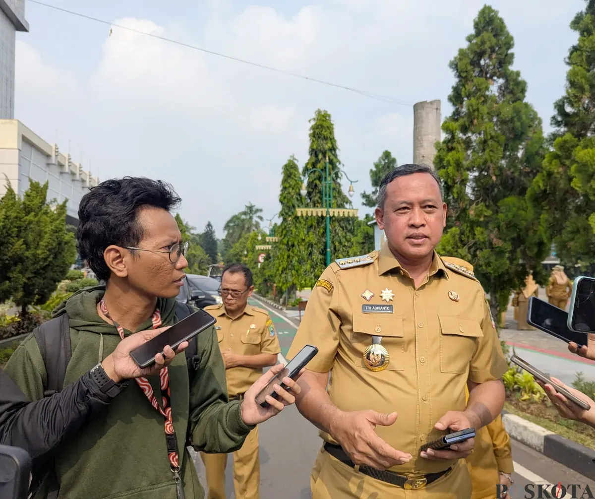 Wali Kota Bekasi, Tri Adhianto, menjelaskan Pemkot telah menetapkan Status Siaga Darurat Bencana Banjir, Cuaca Ekstrem, dan Tanah Longsor hingga 30 April 2026. (Sumber: Poskota/Nurpini Aulia Rapika)