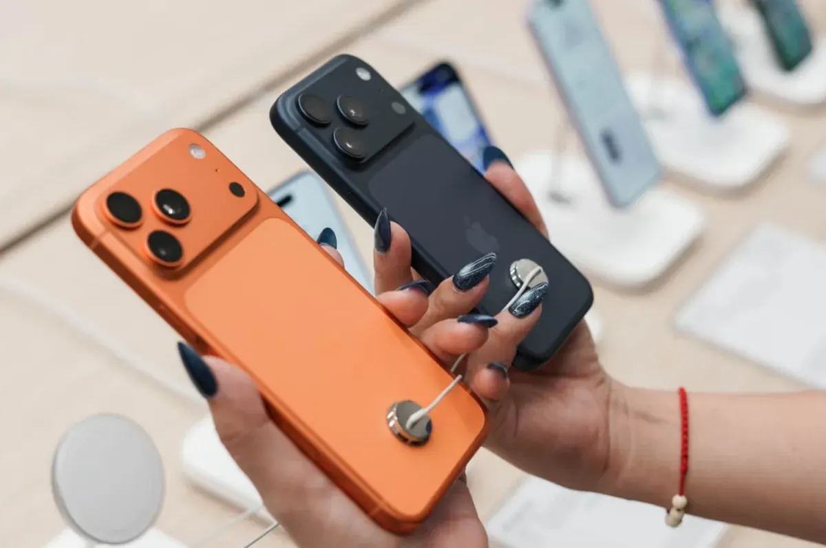 iPhone 17 Pro hadir dengan desain premium berbahan aluminium seri 7000 dan kamera profesional 48MP yang siap menunjang kebutuhan kreatif pengguna modern. (Sumber: Poskota/Bilal)