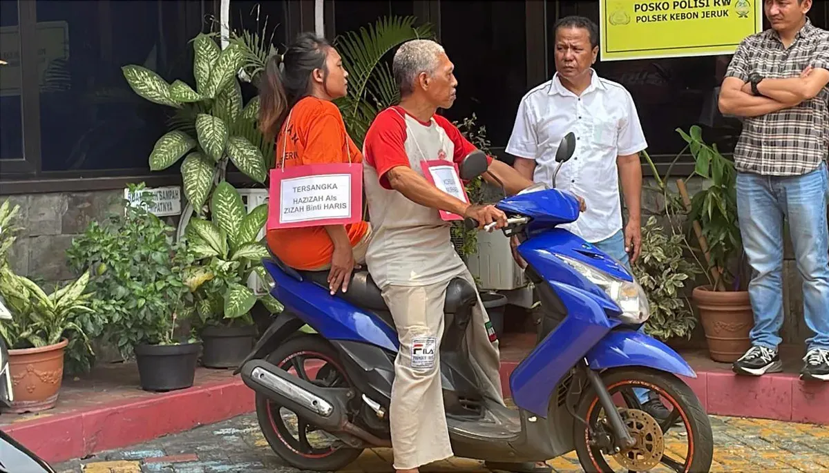 Rekonstruksi kasus istri memotong alat vital suami sendiri di Polsek Kebon Jeruk, Jakarta Barat, Selasa, 21 Oktober 2025. (Sumber: Istimewa)