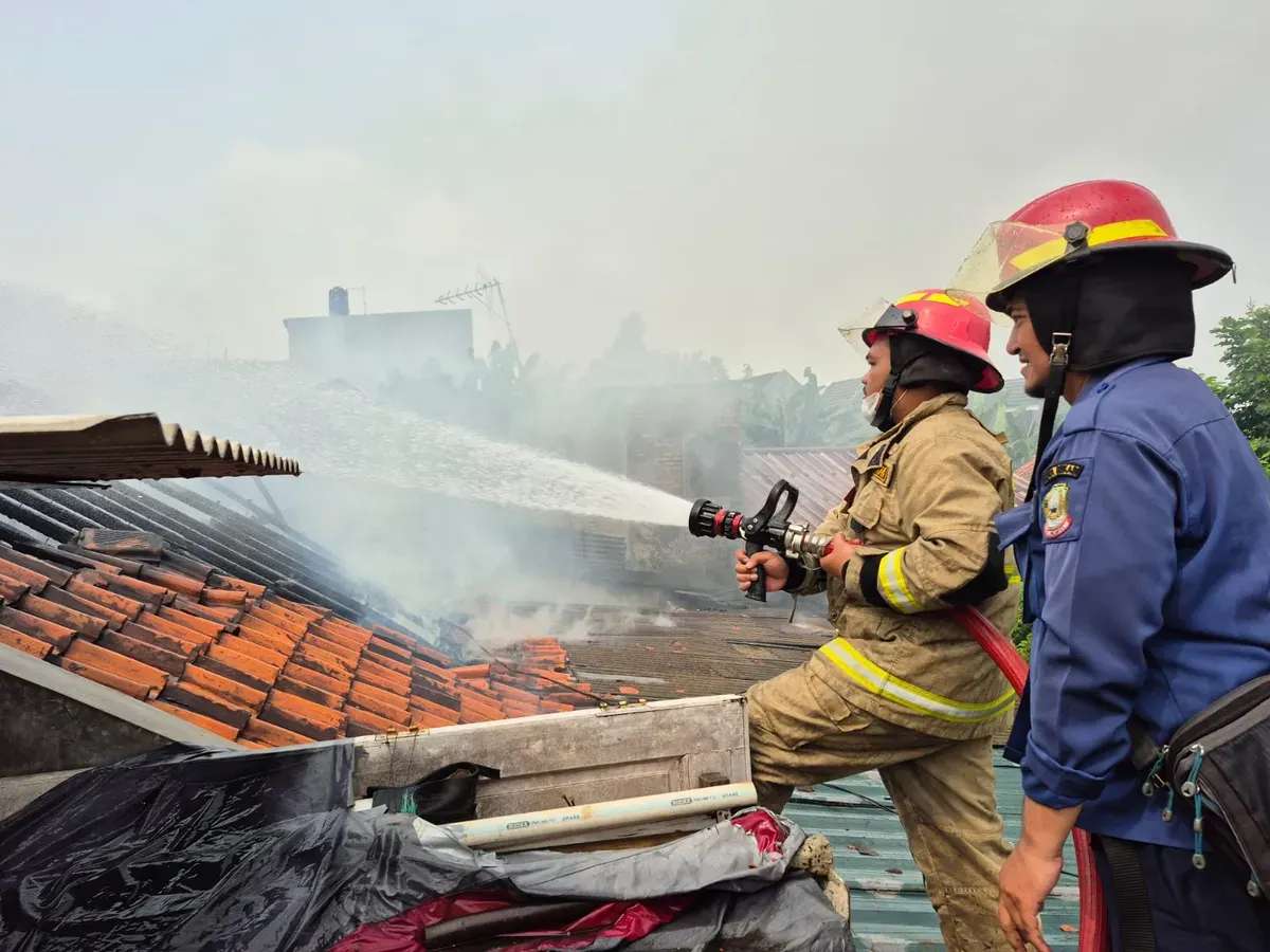 Petugas damkar berjibaku memadamkan api yang melahap rumah kontrakan di Kampung Kebantenan, Kelurahan Jatiasih, Kecamatan Jatiasih, Kota Bekasi pada Selasa, 21 Oktober 2025. (Sumber: Dok Disdamkarmat Kota Bekasi)