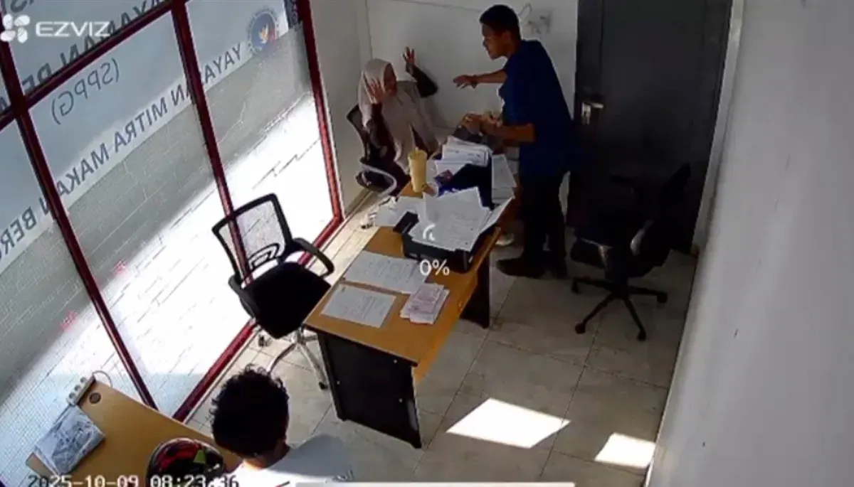 Tangkap layar rekaman CCTV yang memperlihatkan momen saat RD diduga mendapat kekerasan dan pelecehan verbal maupun fisik dari atasannya, KP, di kantor SPPG, Kecamatan Jatiasih, Kota Bekasi.