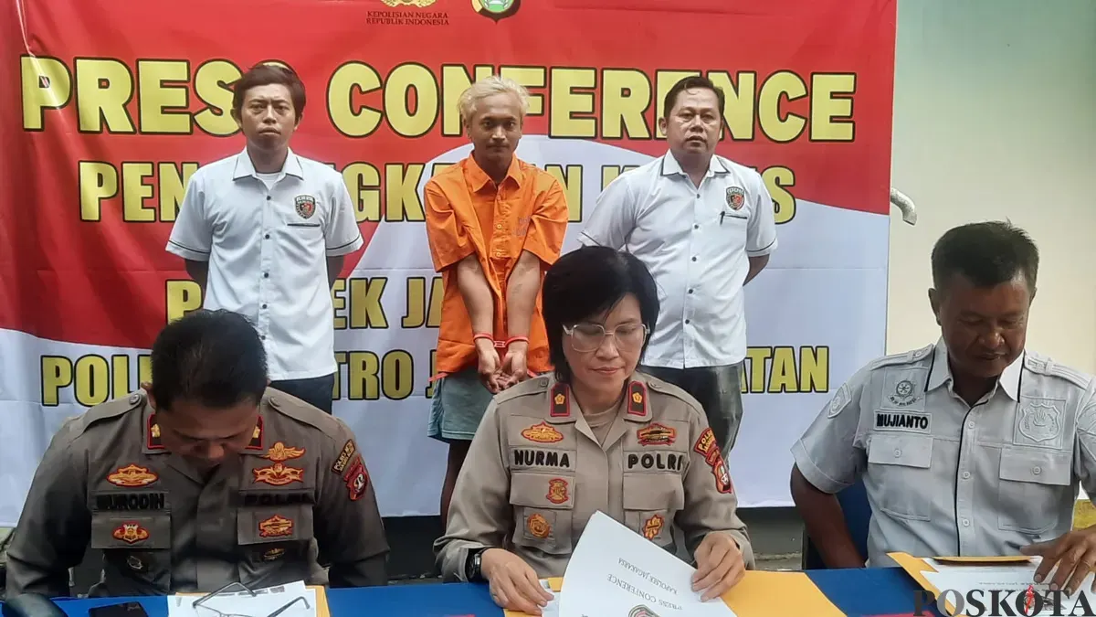 Pelaku pembakar rumah mantan pacar berhasil ditangkap anggota Polsek Jagakarsa. (Sumber: Poskota/Angga Pahlevi)