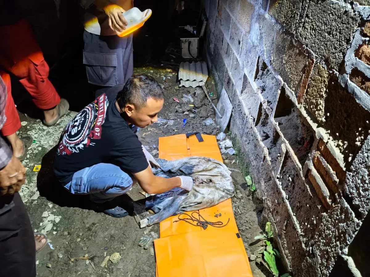Petugas kepolisian melakukan pemeriksaan di lokasi penemuan kerangka bayi di Kampung Kramat Blencong, Desa Segara Makmur, Kecamatan Tarumajaya, Kabupaten Bekasi. (Sumber: Dok Humas Polsek Tarumajaya)