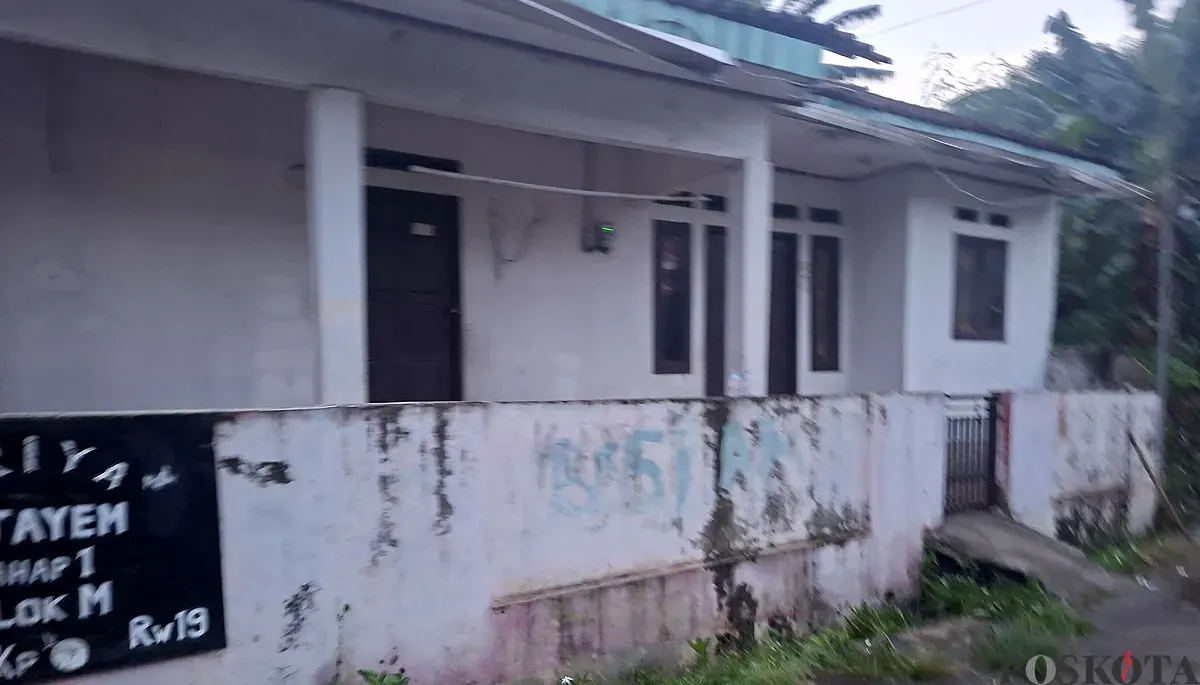 Kondisi rumah kontrakan yang ditempati oleh orang tua yang tega menganiaya anaknya hingga meninggal di Perumahan Griya Citayam Permai Tahap 1, Kecamatan Bojonggede, Kabupaten Bogor. (Sumber: POSKOTA | Foto: Angga Pahlevi)