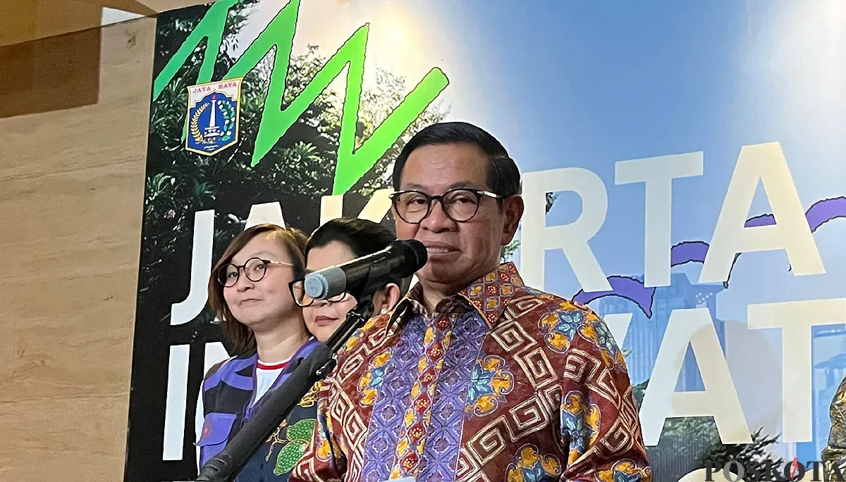 Gubernur Jakarta, Pramono Anung saat menyampaikan pernyataan kepada awak media di Thamrin, Jakarta Pusat, Selasa 21 Oktober 2025. (Sumber: POSKOTA | Foto: M Tegar Jihad)