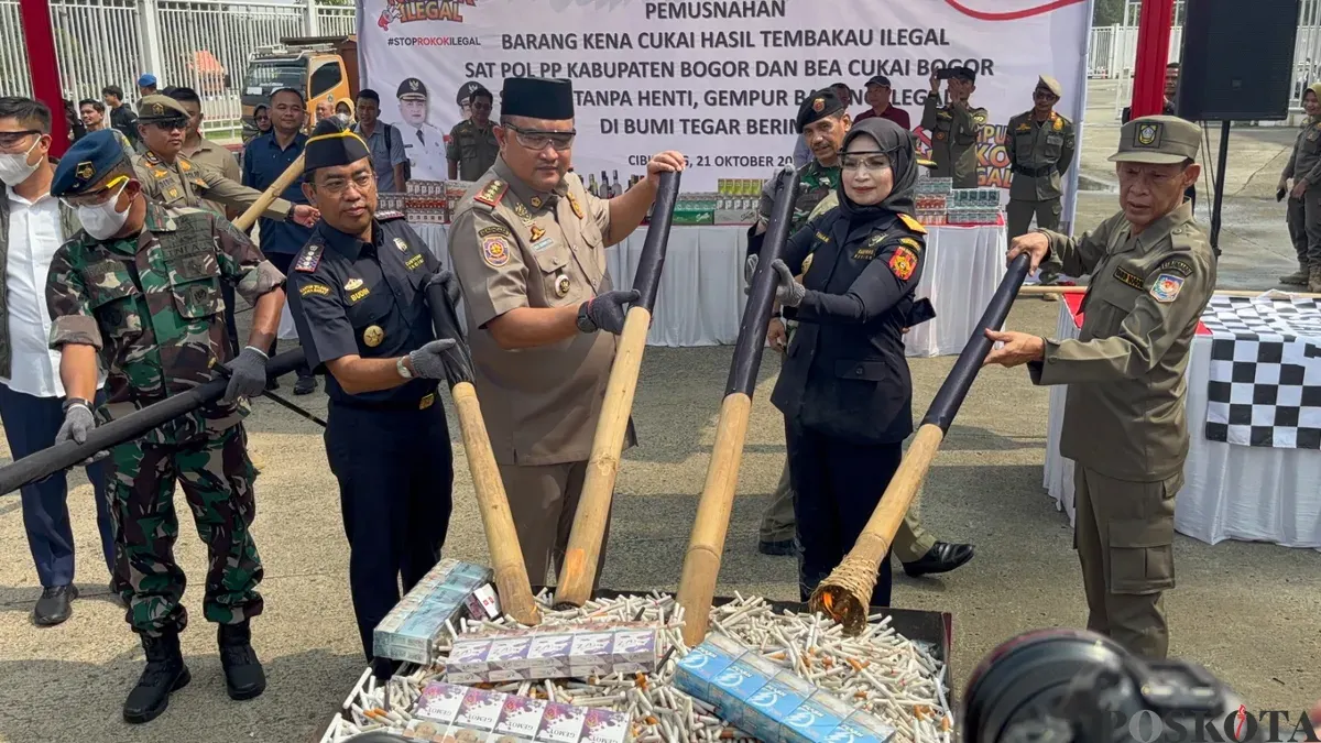 Pemkab Bogor bersama DJBC Jawa Barat memusnahkan rokok ilegal dan minuman beralkohol yang beredar. (Sumber: Poskota/Giffar Rivana)