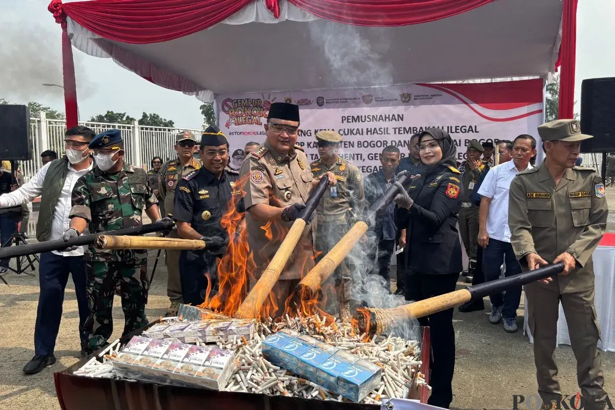 Bupati Bogor bersama Kakanwil DJBC musnahkan 1.8 juta batang rokok ilegal di Cibinong, Kabupaten Bogor, Selasa, 21 Oktober 2025. (Sumber: Poskota/Giffar Rivana)
