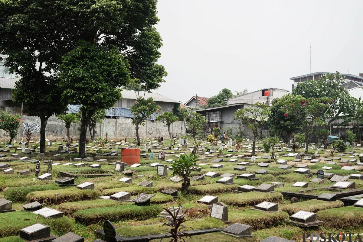 Petugas Suku Dinas Pertamanan dan Hutan Jakarta Selatan membersihkan salah satu makam di Tempat Pemakaman Umum (TPU) Grogol Selatan, Jakarta, Selasa, 21 Oktober 2025. (Sumber: Poskota/Bilal Nugraha Ginanjar)