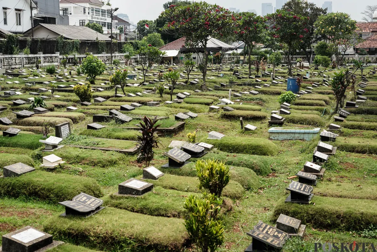 Petugas Suku Dinas Pertamanan dan Hutan Jakarta Selatan membersihkan salah satu makam di Tempat Pemakaman Umum (TPU) Grogol Selatan, Jakarta, Selasa, 21 Oktober 2025. (Sumber: Poskota/Bilal Nugraha Ginanjar)