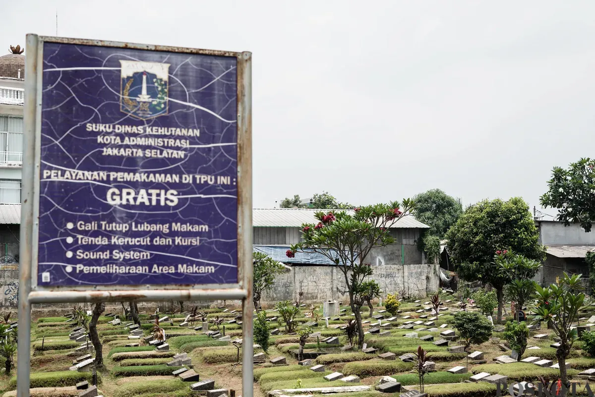 Petugas Suku Dinas Pertamanan dan Hutan Jakarta Selatan membersihkan salah satu makam di Tempat Pemakaman Umum (TPU) Grogol Selatan, Jakarta, Selasa, 21 Oktober 2025. (Sumber: Poskota/Bilal Nugraha Ginanjar)